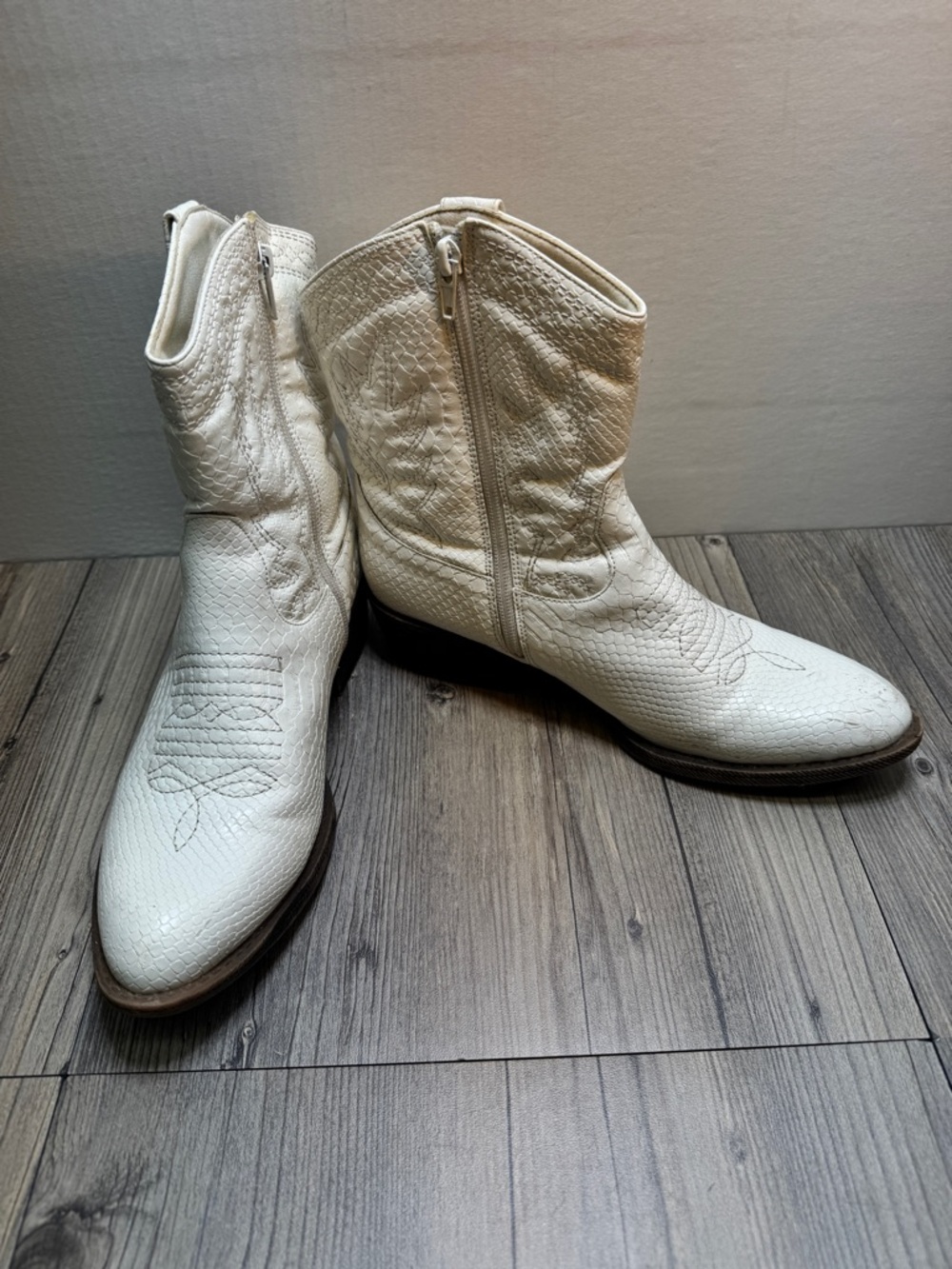 Coconuts By Matisse Derringer Women’s Embroidered White Cowgirl Boots Size 8M